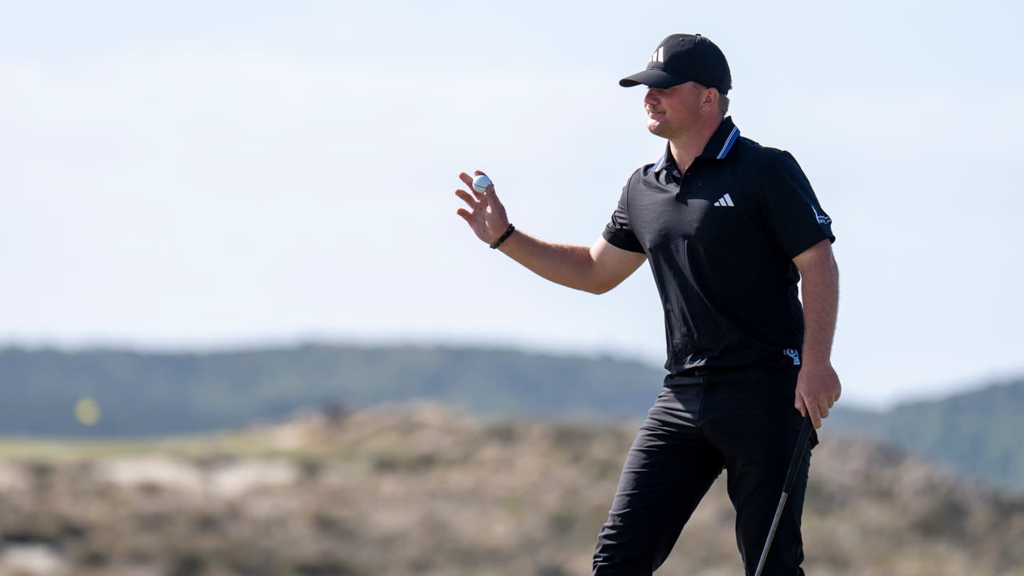 Zack Swanwick of New Zealand acknowledges spectators on the No. 18 green